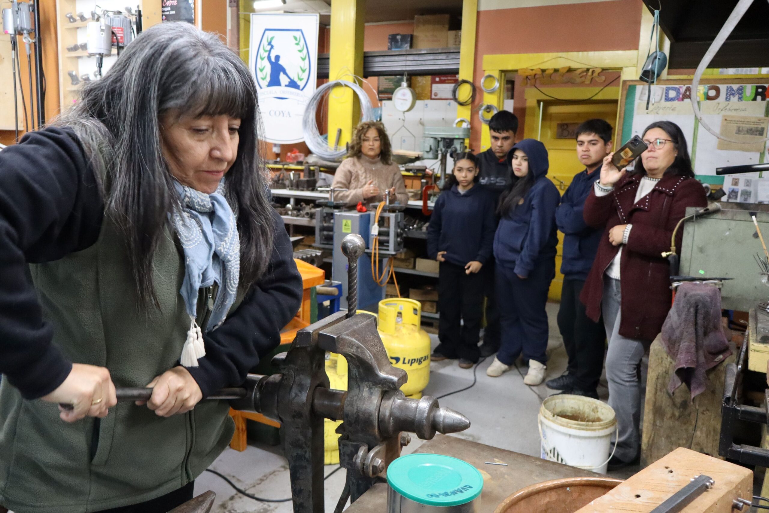 Escuela de Orfebres de Coya recibió visita de taller laboral de orfebrería y telar de la comuna de Navidad