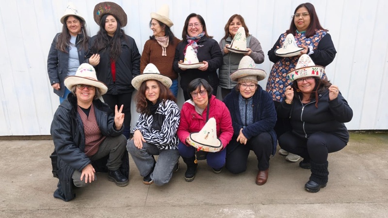 Expo Boneteras en Santiago:Artesanas de O’Higgins presentan colección de sombreros inspirados en el bonete huicano